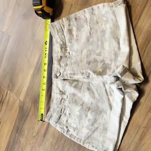 LIGHT CAMOUFLAGE PRINT SHORTS